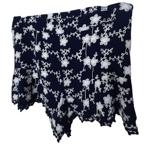 Altar'd State Floral Embroidered Shorts in Navy/White sz L - Picture 4 of 6